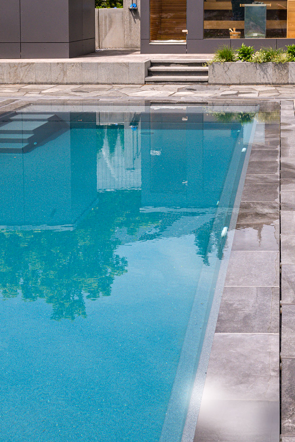 xl-lounger-115-nova-anthracite-huegel-garten-pool-bau-03.jpg Compass XL-Lounger 115 prefabricirani ugradbeni bazen.